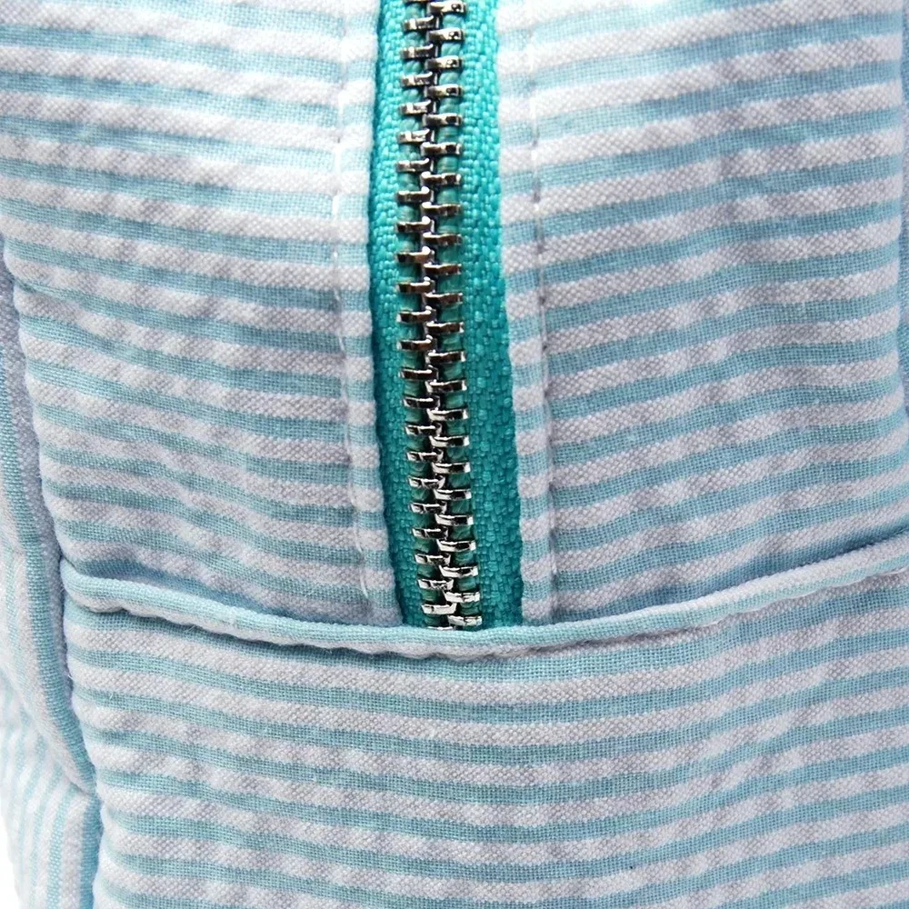 Personalisierte Seersucker-Make-up-Tasche – gestickter Name, Kulturbeutel, Geschenk für Hochzeit und Brautjungfer, individueller Kulturbeutel – Detail 5