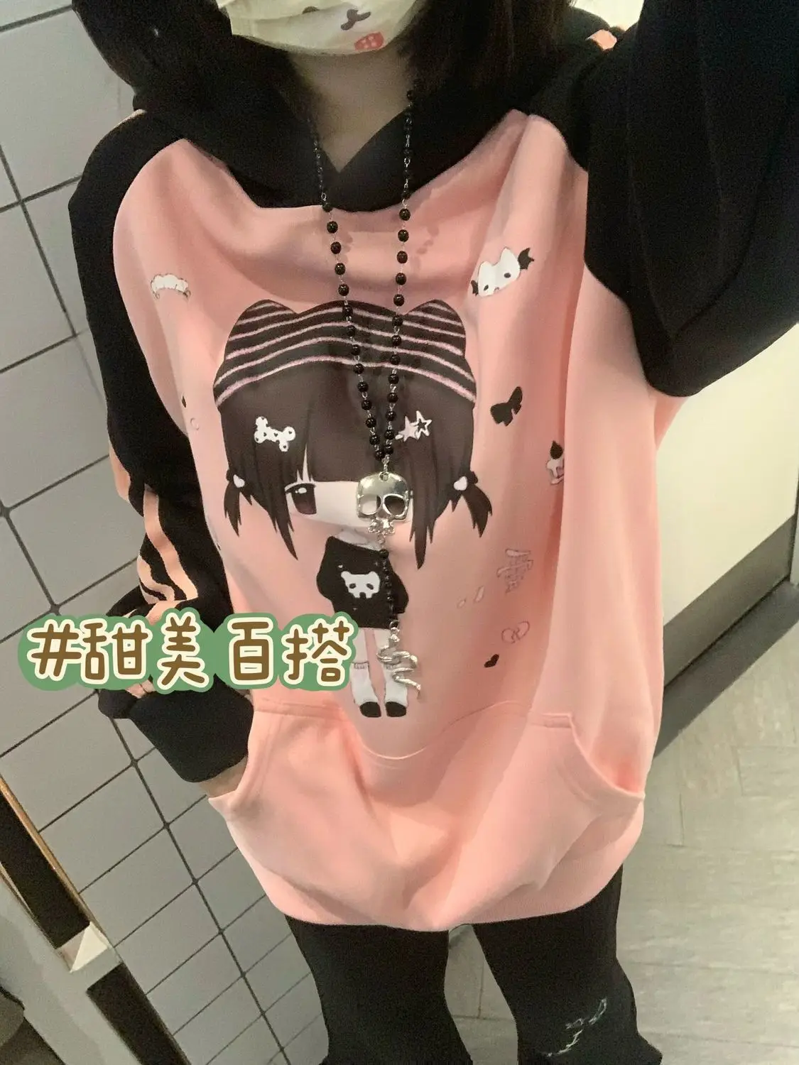 هوديي ياباني عصري Y2K 2000s Kawaii Cartoon Girl مطبوع: أكمام راجلان متباينة باللونين الوردي والأسود، فتاة طلابية متعددة الاستخدامات