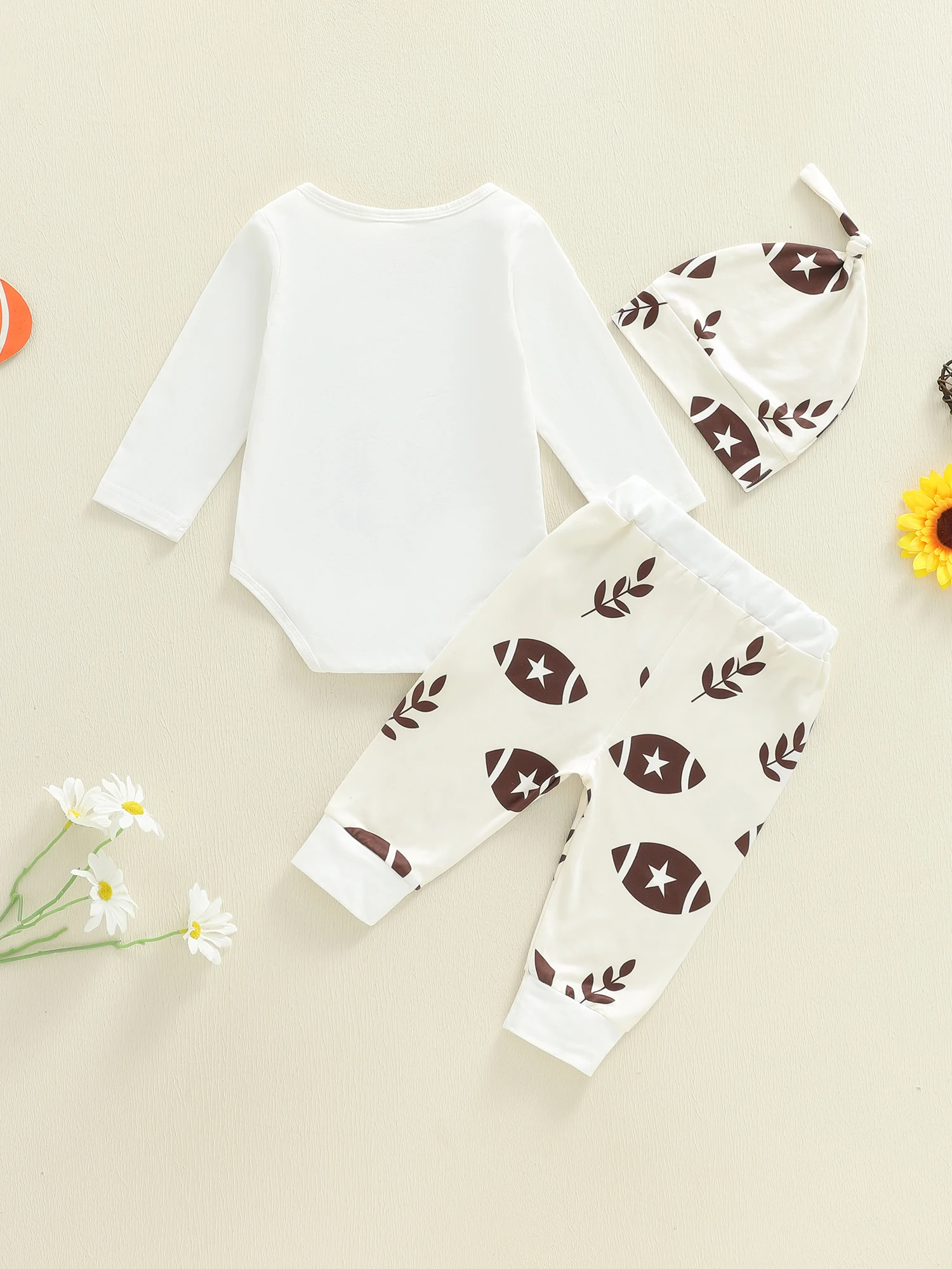 Schattige baby-winteroutfitset met romper met letterprint, broek met voetbalbladpatroon en bijpassende hoed - 3-delig ensemble