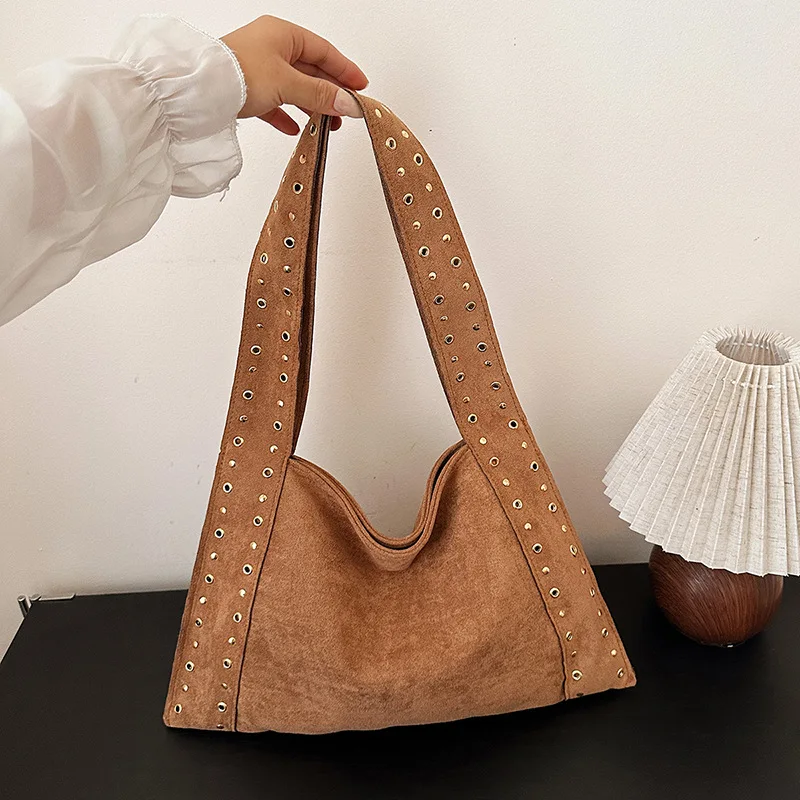 

Женская модная сумка подмышки с заклепками в байкерском стиле 2025 года — минималистичная универсальная высококачественная сумка через плечо