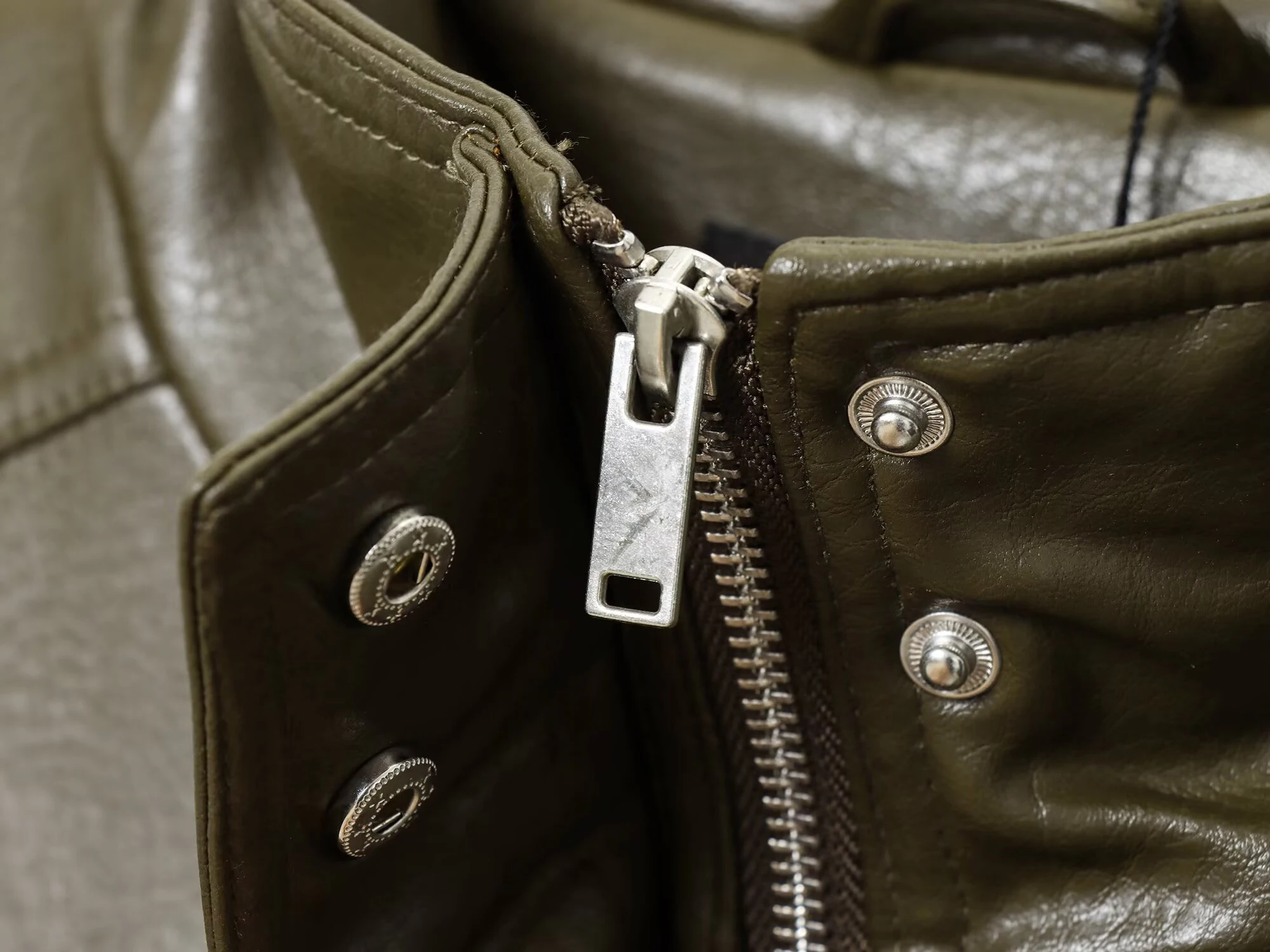 DEEABAE 가을 신상 여성용 반짝이는 인조 가죽 모터사이클 수트 가죽 재킷 숏 파일럿 재킷