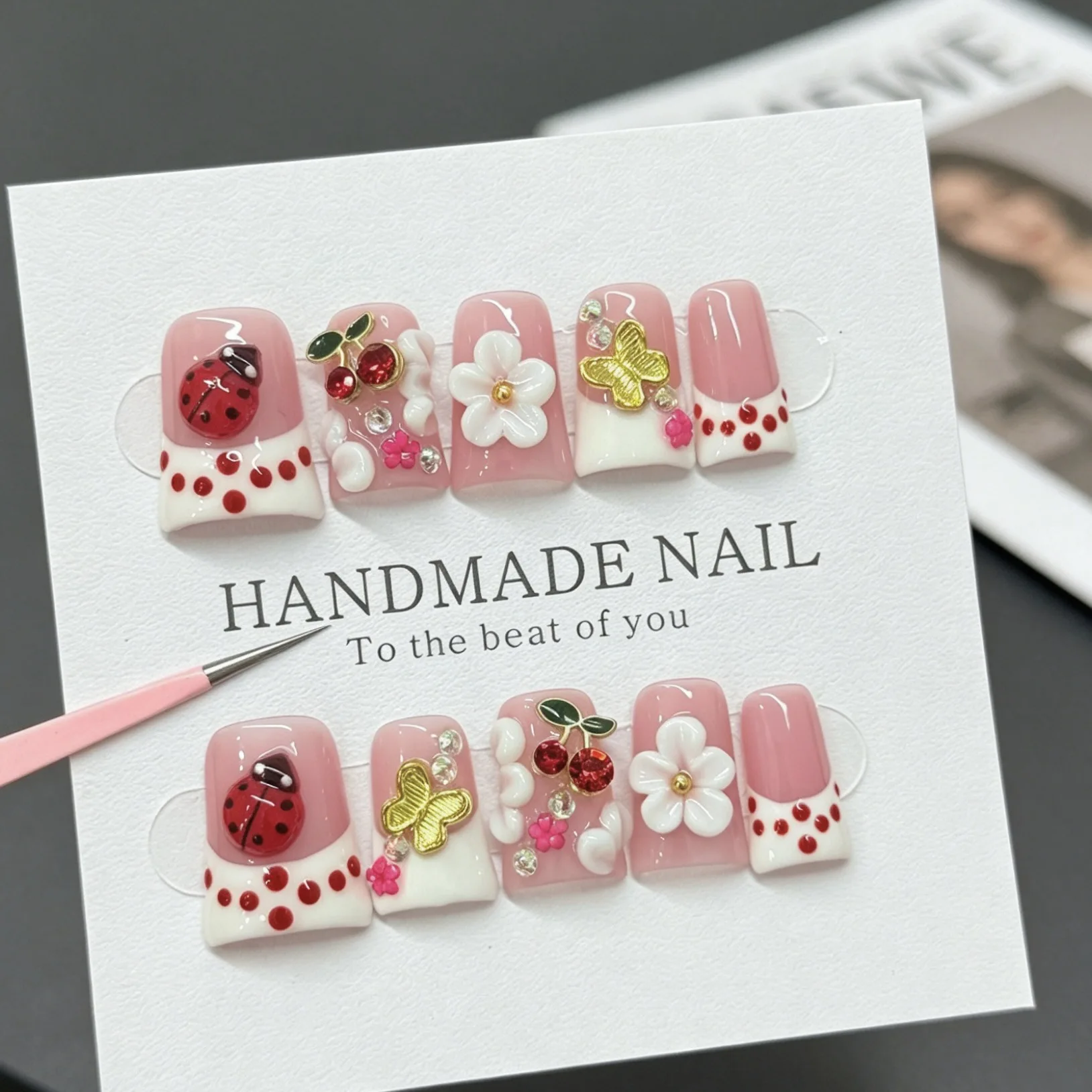 10 Stück hochwertige, niedliche Cartoon-Charaktere im handgezeichneten 3D-Stil: Käfer, Schmetterling, Blume, feine glitzernde Punkt-Diamanten handgefertigt. – Detail 5