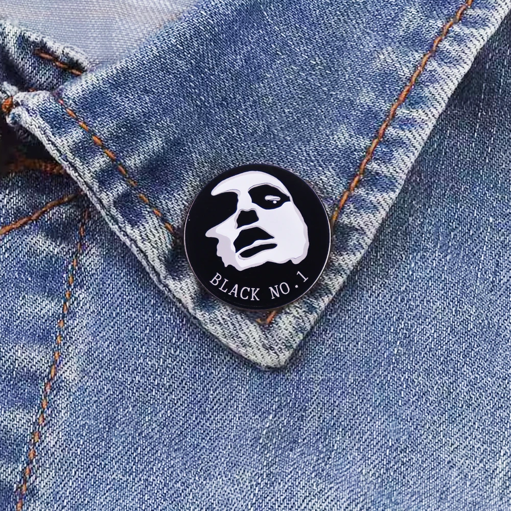 피터 블랙 1 번 높이 산책로 가수 밴드, 에나멜 브로치