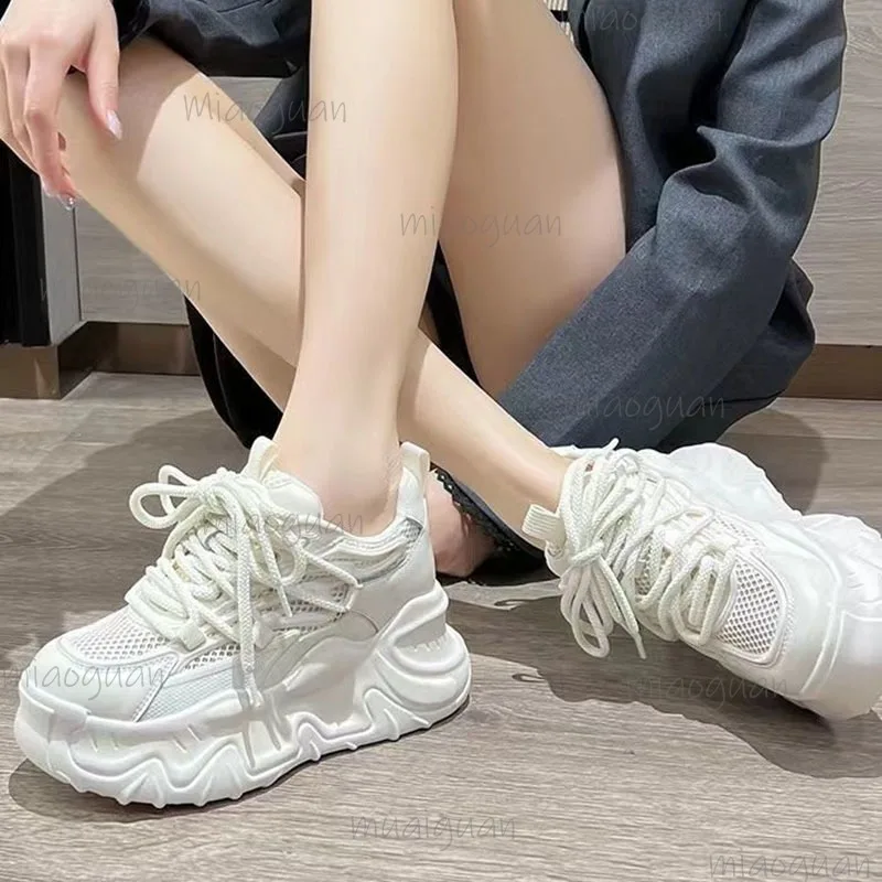 

Весенне-летние женские кроссовки на платформе, повседневная белая, черная дышащая спортивная обувь с сеткой, женская теннисная обувь на увеличенной высоте со шнуровкой