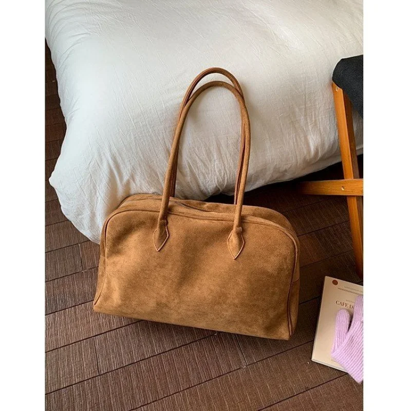 

Elegant Woven Leather Bag For Women With Artisanal Craftsmanship And A Touch Of Textural Style