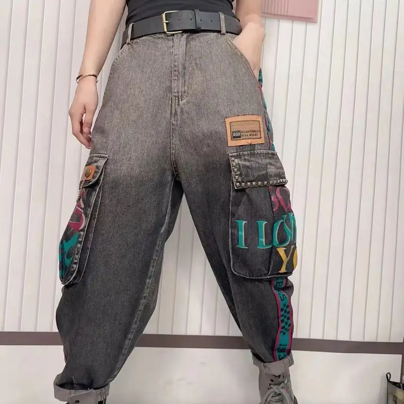 

Европейская станция 2024, весенне-зимние новые модные джинсы для тяжелой промышленности с бисером и карманами с принтом для женщин