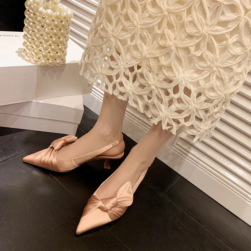 Sandalias de tacón fino puntiagudas para mujer, zapatos de estilo francés versátiles con nudo de lazo, bloque de Color, sandalias rosas Baotou, tacones altos huecos en la espalda, novedad de 2023