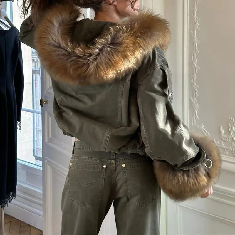 Une veste de travail ample, épaisse et chaude avec un col et une capuche en laine verte militaire pour l'automne et l'hiver de 2025