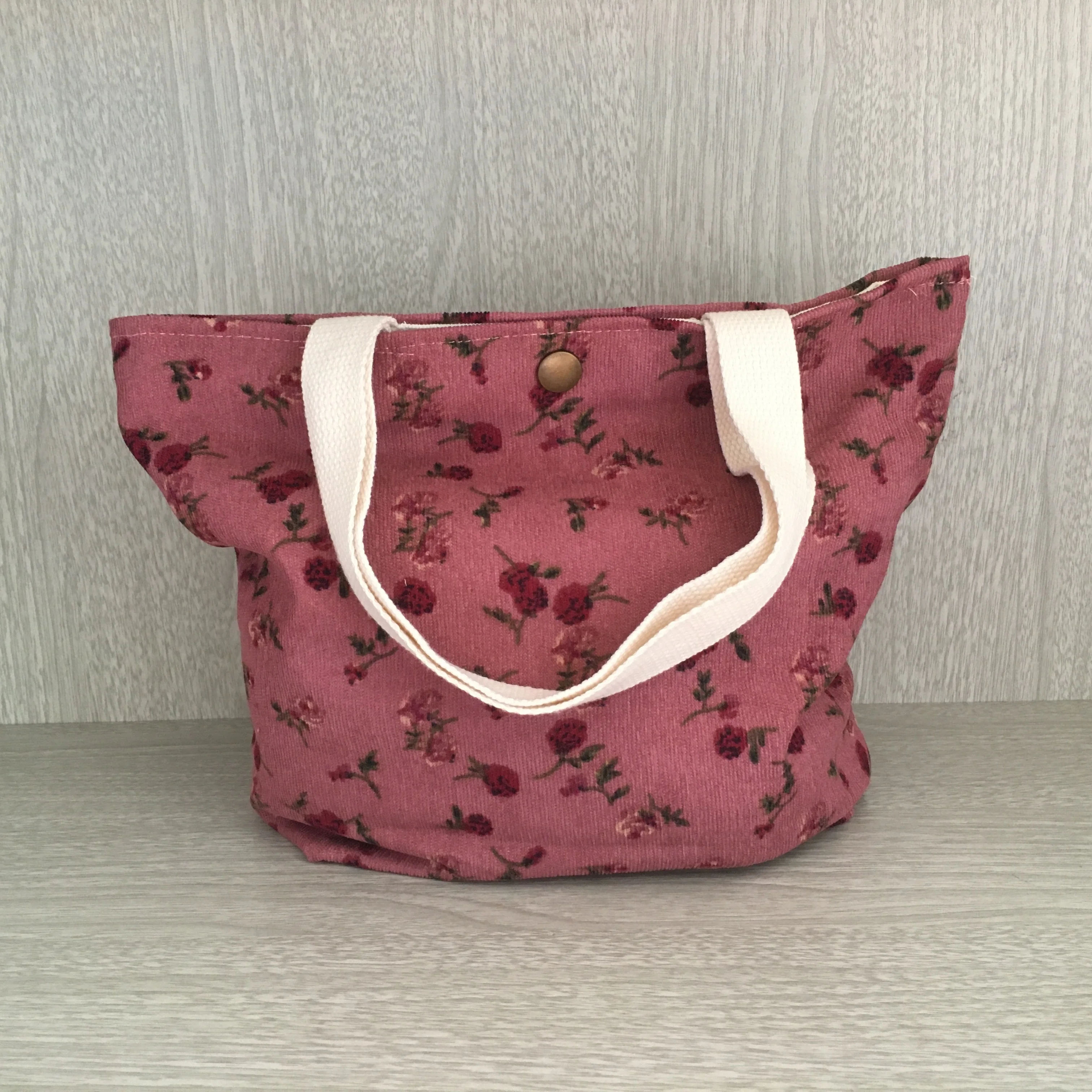 Damen- und Mädchen-Arbeitstasche aus Cord, Alltagstasche mit kleinen grünen Blumen, blaue Gänseblümchen aus Cord, tragbare rote Rosen-Tasche aus Cord – Detail 10