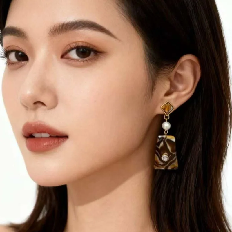 Vintage French Maillard Coffee Rhombus Pearl Earrings Exquisite Geometric Flash Diamond Earrings Fashion Temperament Earrings Wo