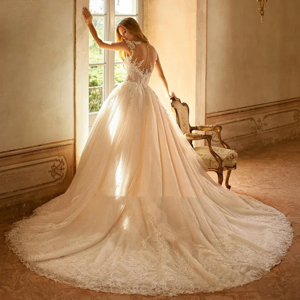 Flavinke Personalizzato Applicazioni lucide Tulle Scollo a V A-Line Abiti da sposa Corte dei treni Senza maniche Perline Cristalli robe de mariage