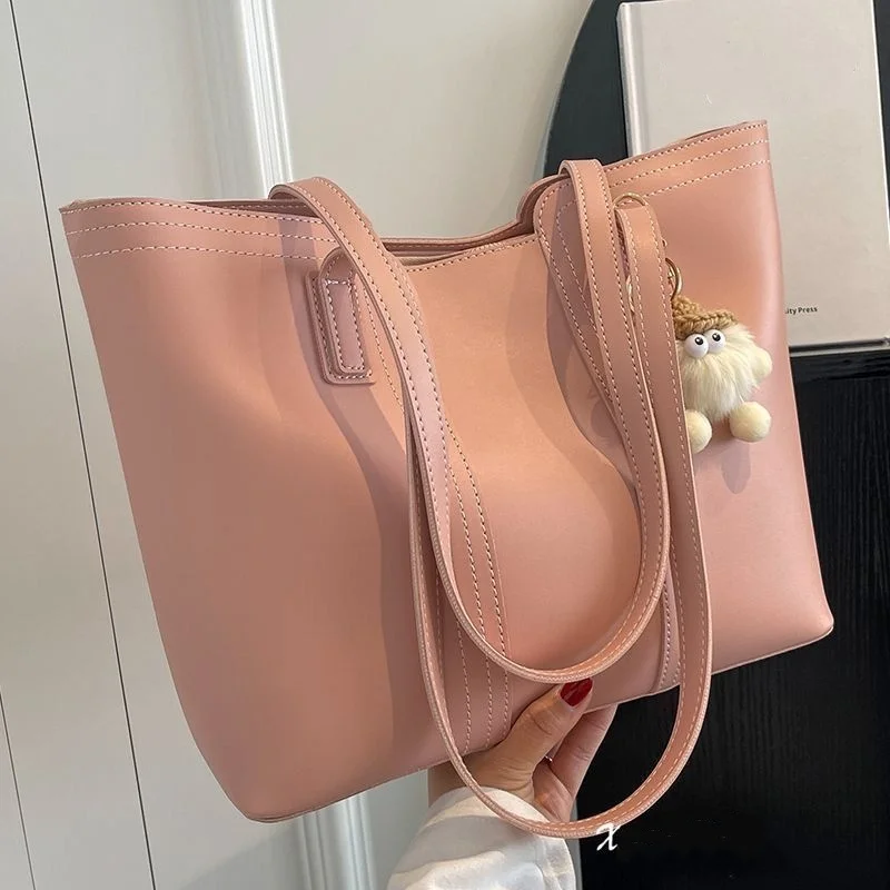 Popular bag for women with large capacity in 2024new fashionable texture shoulder bag for spring and summer versatile commutin