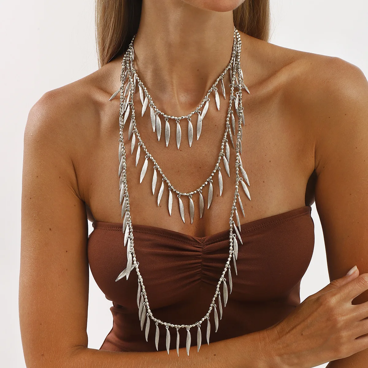 Retro übertriebene mehrschichtige Halskette mit Chionanthus retusus Blättern, personalisierte trendige metallische mehrlagige Schlüsselbeinkette. – Detail 4