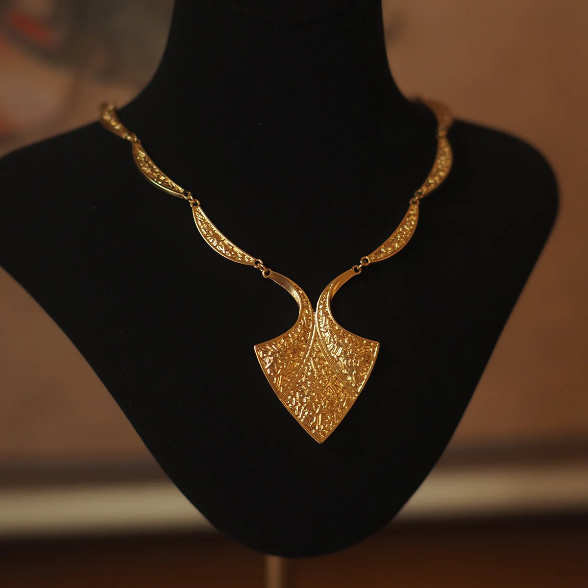 Vintage High Fine Jewelry Replica 18K Gold Filled Ribbon Silk Leaf Shape Pendant Wavy Line Choker Necklace Retro Costume Jewelry