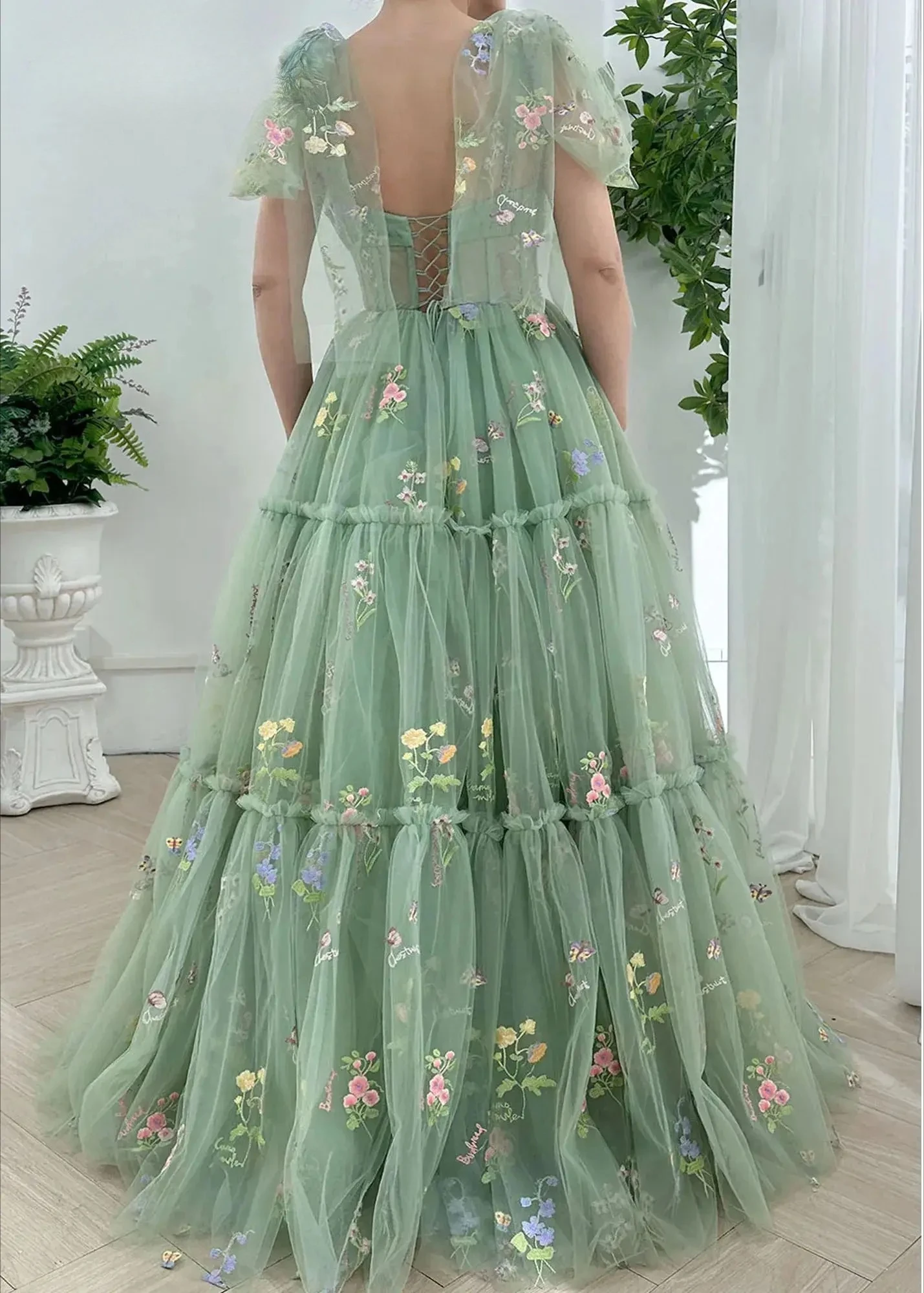 

V-neck Sleeveless Corset Prom Dress with Embroidery Applique Floor-Length Lace-Up Evening Gown for Special Occasions Cust