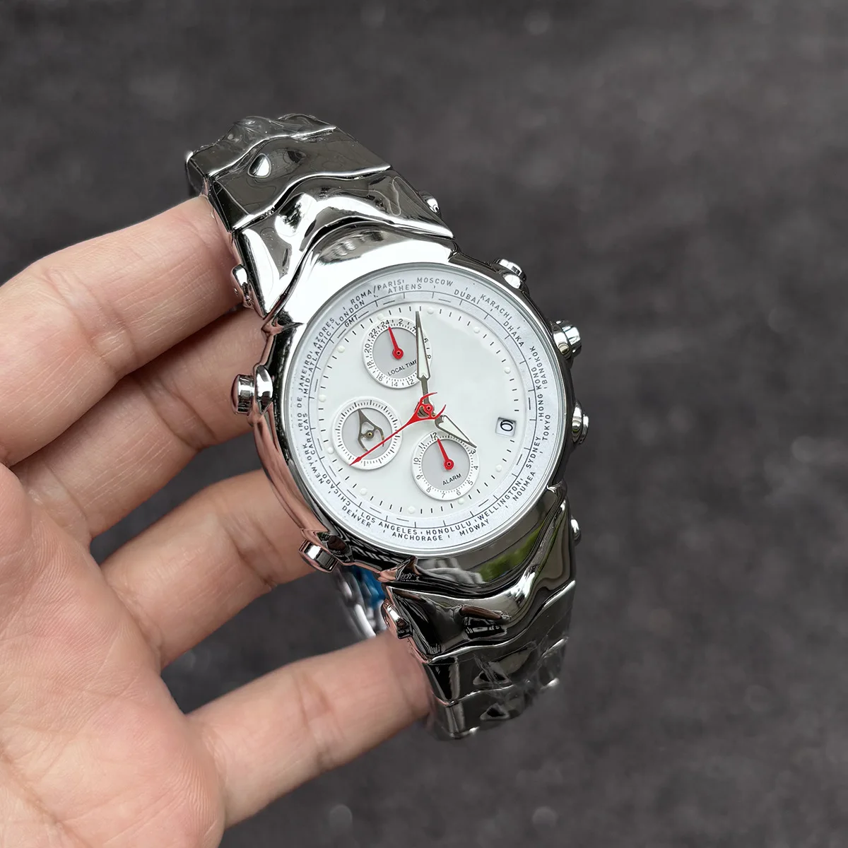 Рисунок 4 - Винтажные часы Y2K Millennium специальной формы