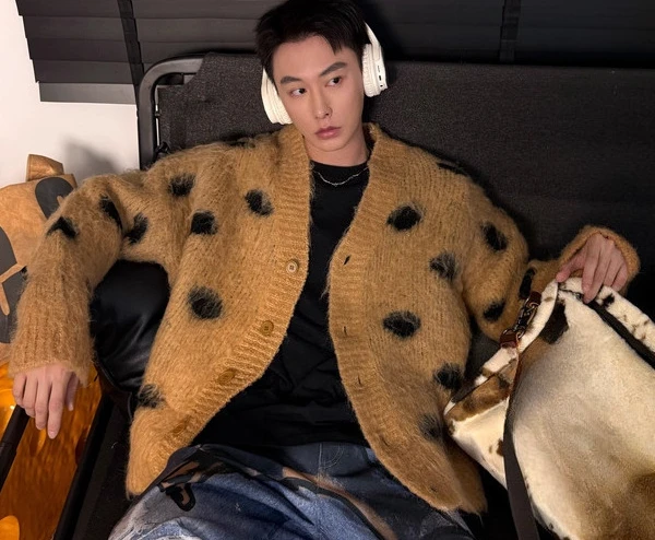 موضة سترة معاطف 2025 الخريف جديد زوجين الرجعية ليوبارد طباعة الدافئة سترة مشغولة من الصوف اللون مطابقة طويلة الأكمام شيك تريكو #2