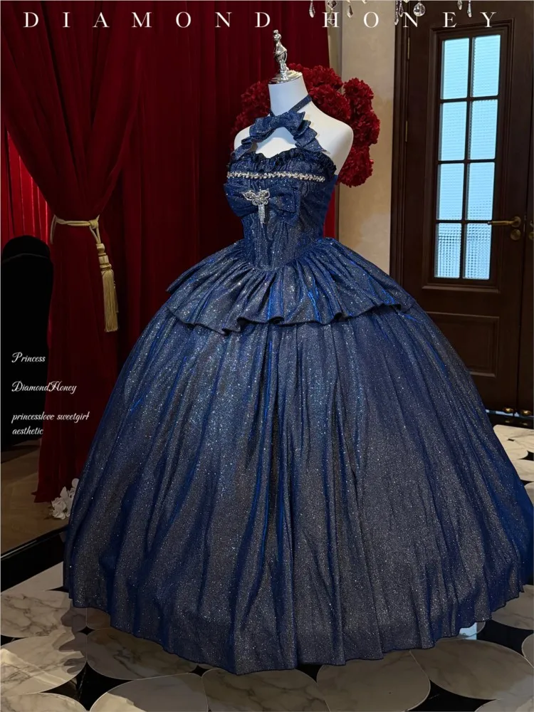 

Длинное синее платье в подарок на день рождения, символизирующее совершеннолетие.