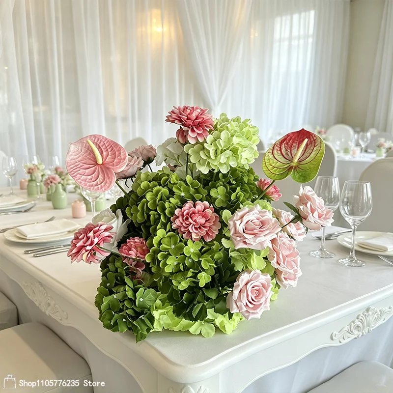 Künstliche Rosen-Hortensien-Anthurien Luxuriöses Blumenarrangement in Burgunderrot und Rosa für Hochzeitstisch, Bankett, Event und Partydekoration – Detail 5