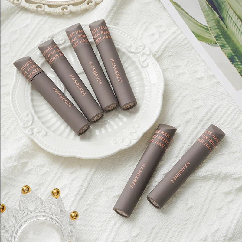Matte Lip Gloss with a Dense and Silky Texture That Hides Lip Lines, Long-Lasting, Creates a Charming Retro Lip Look