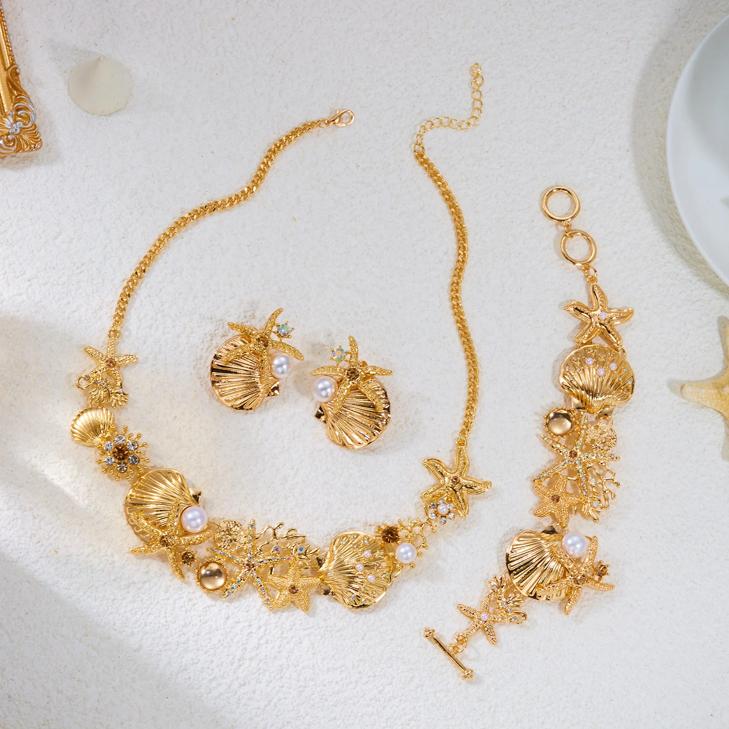 Vintage Schmuckset für Damen im Ozean-Stil: Extravagante Metall-Emaille Seestern-Muschel-Korallen-Perlenkette und Armband – Detail 6