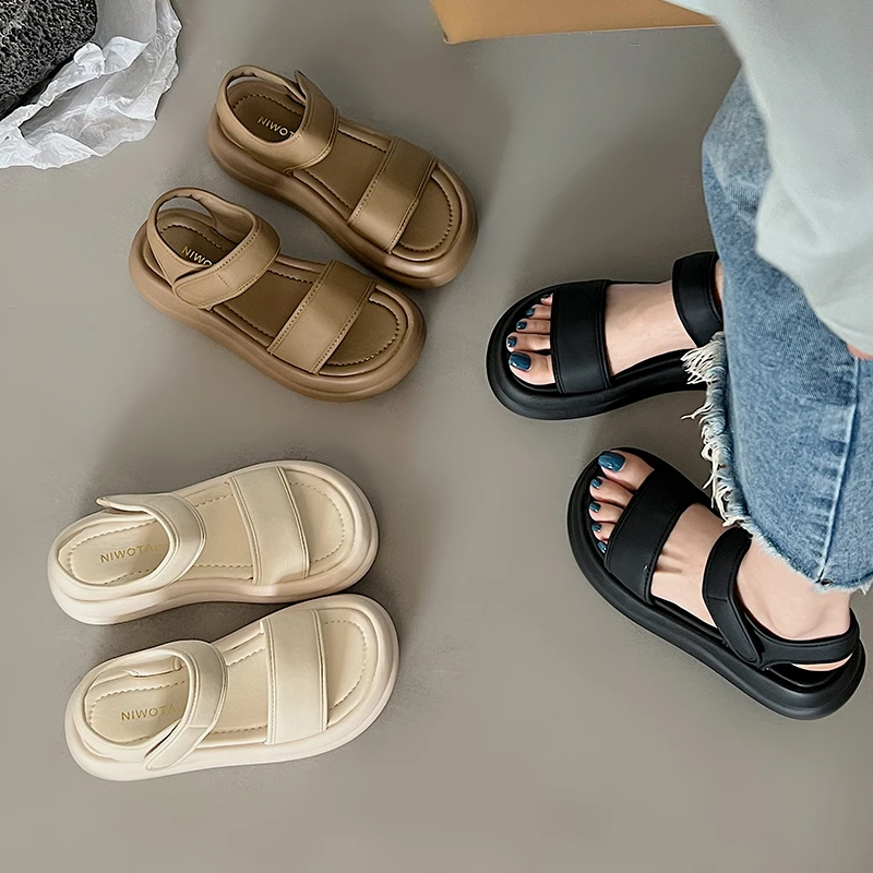 2024 여름 새로운 여성 샌들 두꺼운 바닥 캐주얼 스포츠 비치 로마 신발 드레스 우아한 느낌 샌들 여성 