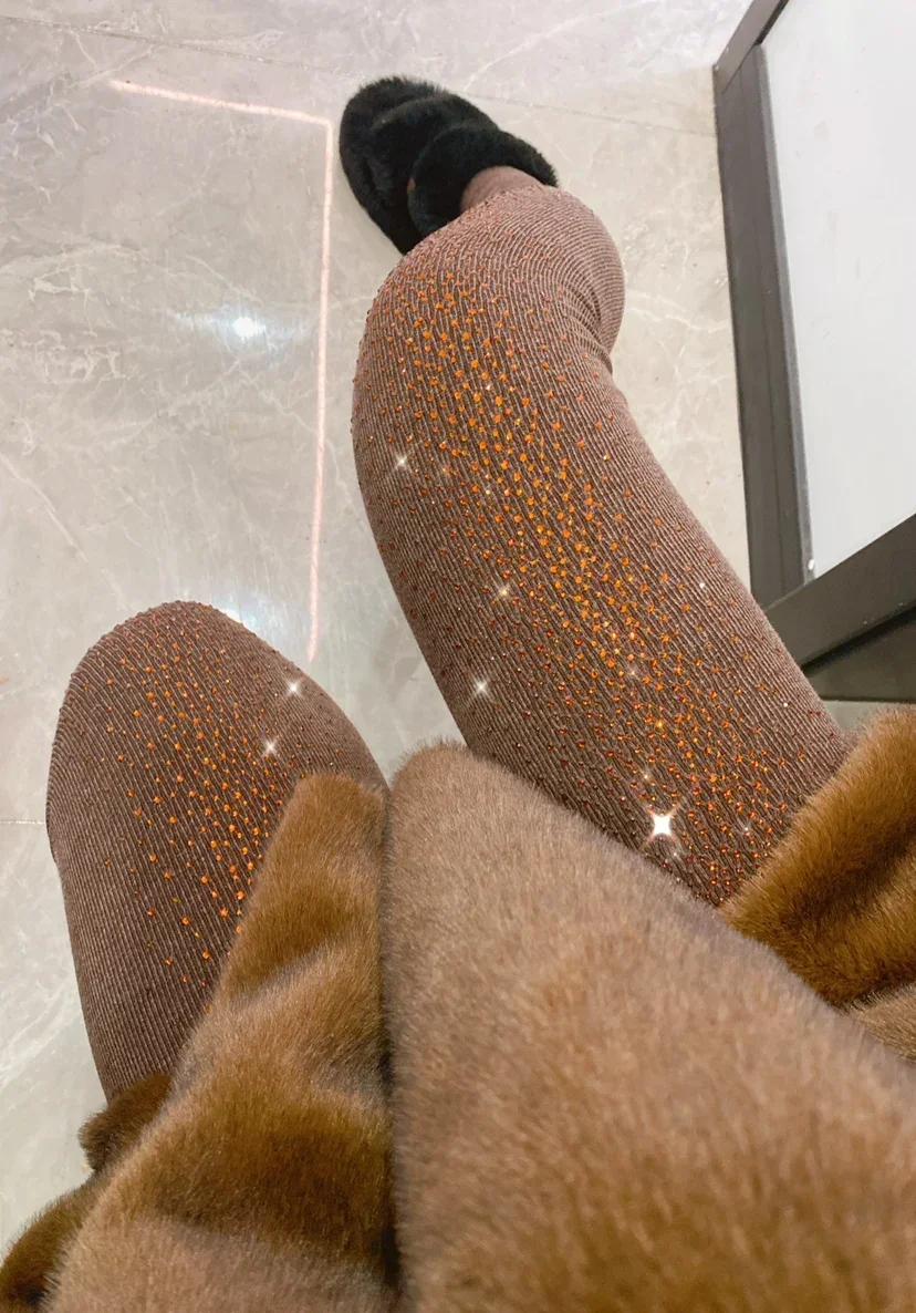 2024 Autunno e Inverno Nuovo Caffè Caldo Diamante Pile Addensato Leggings di Cachemire Strass Marrone Collant Leggings da Donna