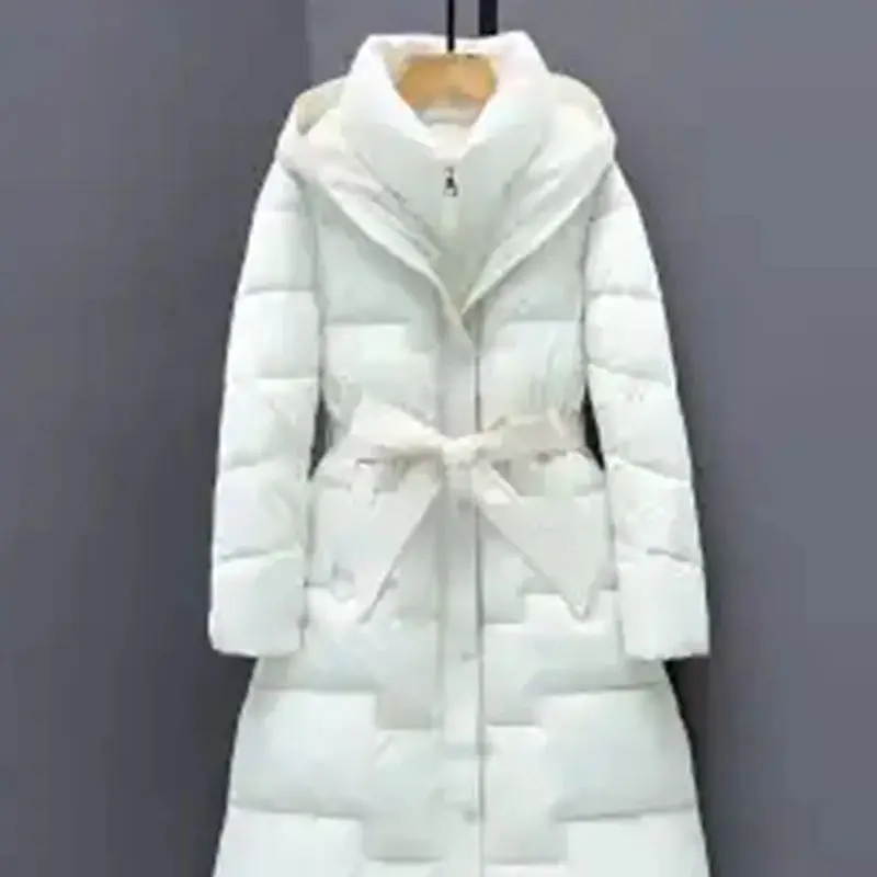 Lang knielengte katoenen donsjack voor dameskleding in de winter van 2025, nieuwe taille met capuchon en slanke katoenen jas, dik