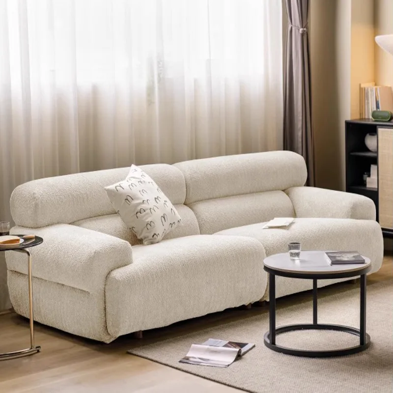 レトロなリビングルーム、小さなアパート、3人掛けストレートソファ、布製豆腐ブロック