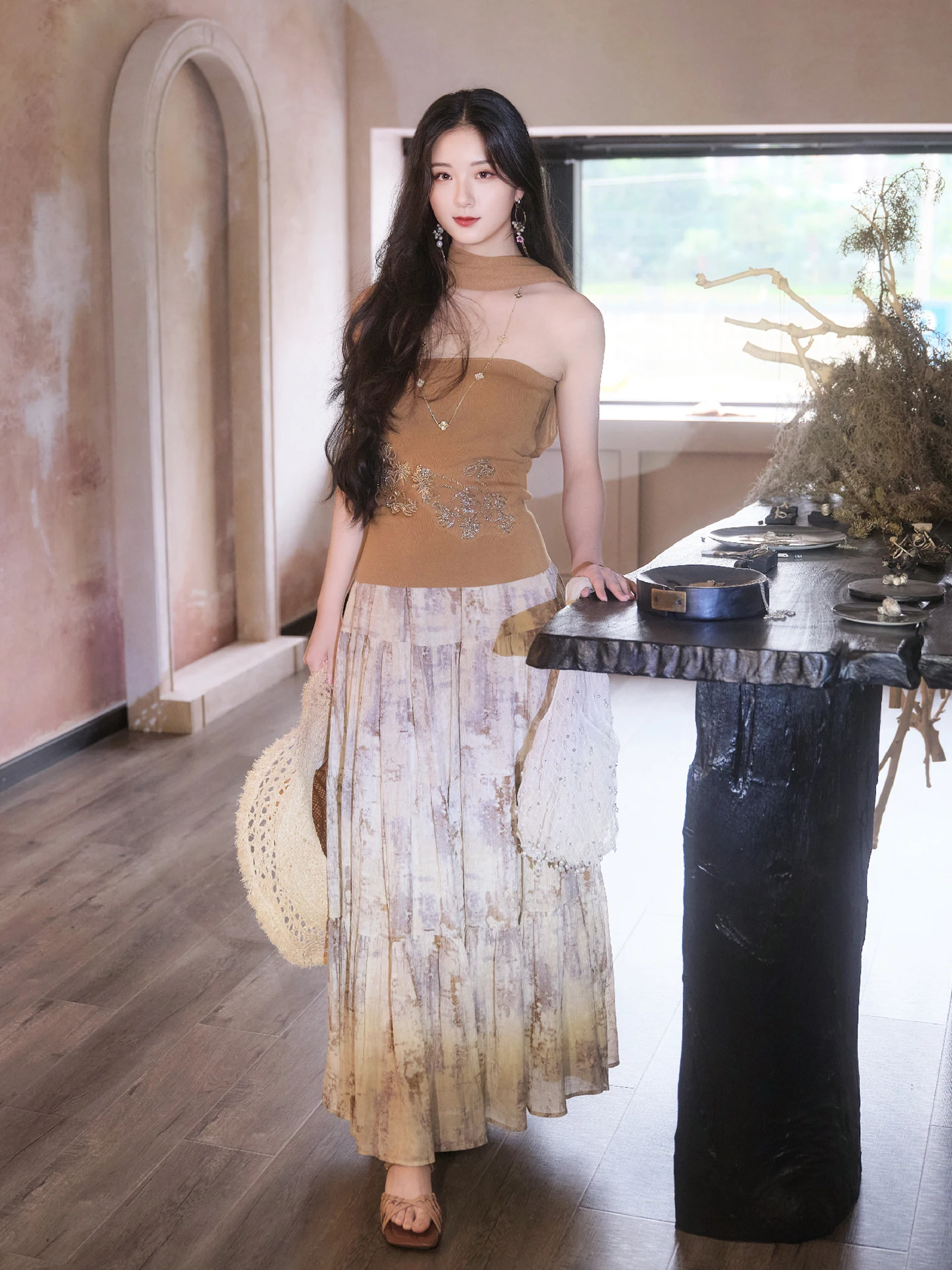 

Комплект от Auntie Pan: топ с большим вышитым воротником и бисером, а также широкая юбка. Повседневный летний модный комплект для женщин.