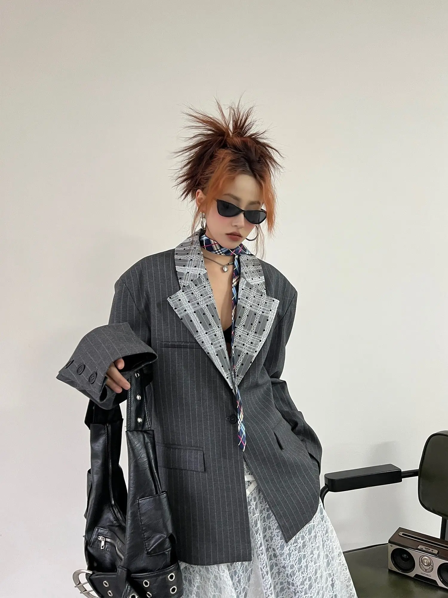 بدلة خريف جديدة لخريف 2025 ذات ياقة من الدانتيل بتصميم عالي سترة غير رسمية مخططة باللون الرمادي للنساء