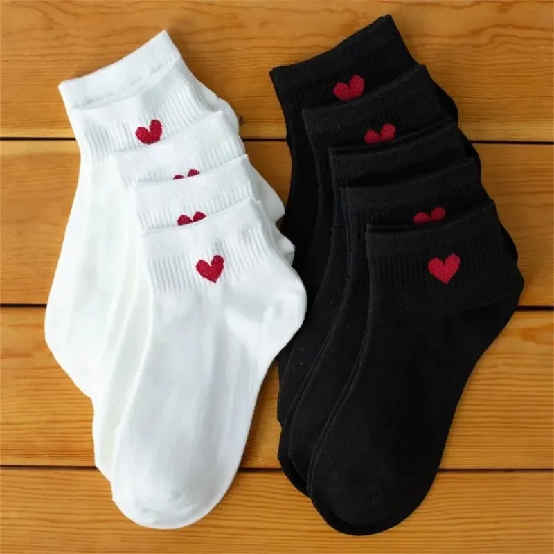 5 Pares de Calcetines Cortos Negros y Blancos para Mujer, Calcetines de Algodón de Tubo Bajo para Primavera y Verano, Lindos Calcetines con Corazón para Chicas Universitarias
