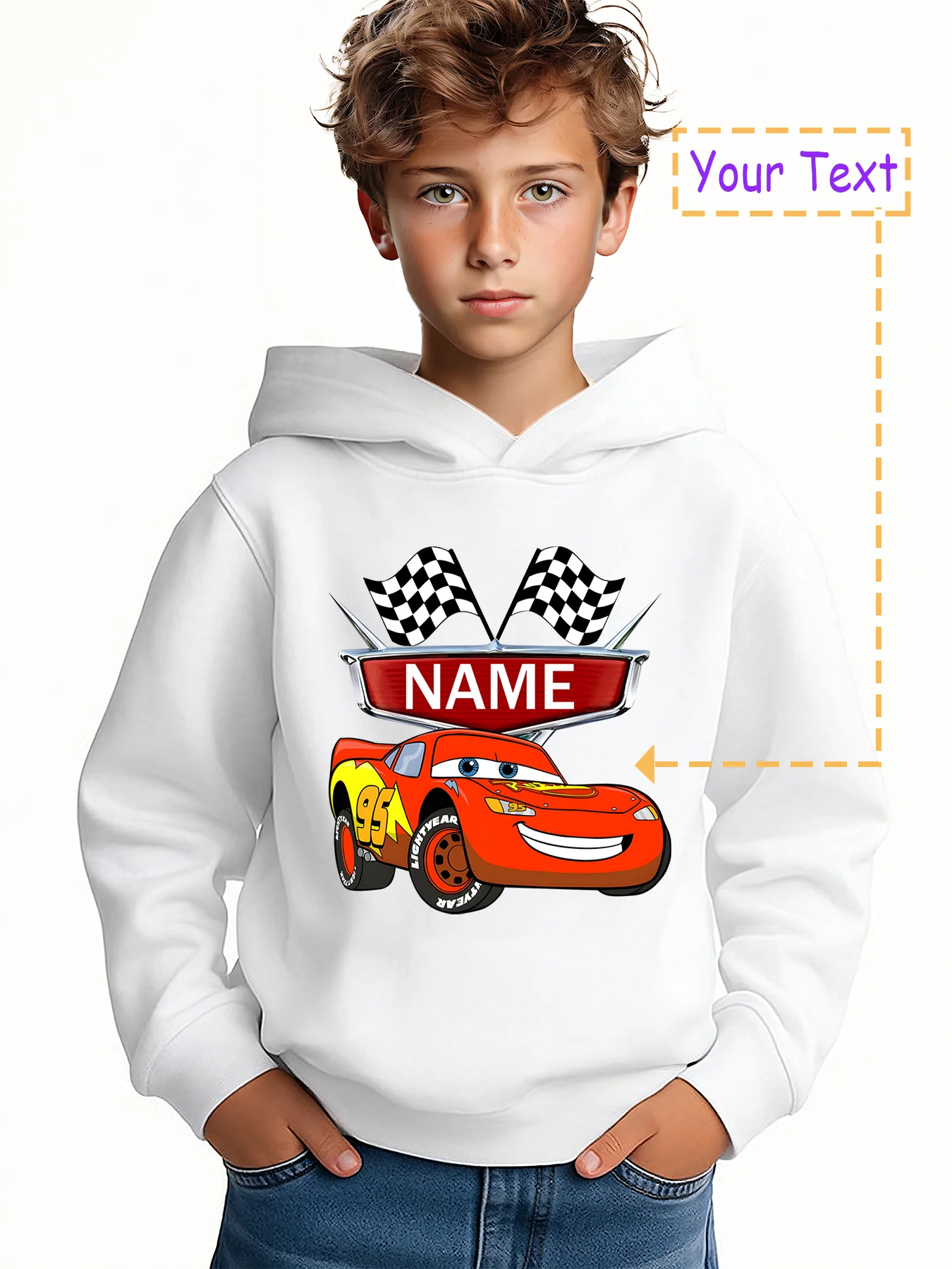 سترة بغطاء للرأس بعلم سباق مينيسو لايتنينج ماكوين - تتميز عناصر سيارات ديزني، لايتنينج ماكوين مع علم سباق