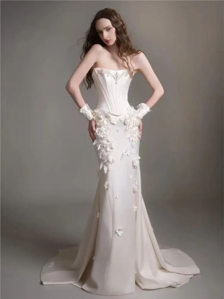 A white light three-dimensional floral fishtail main chiffon and tulle dress