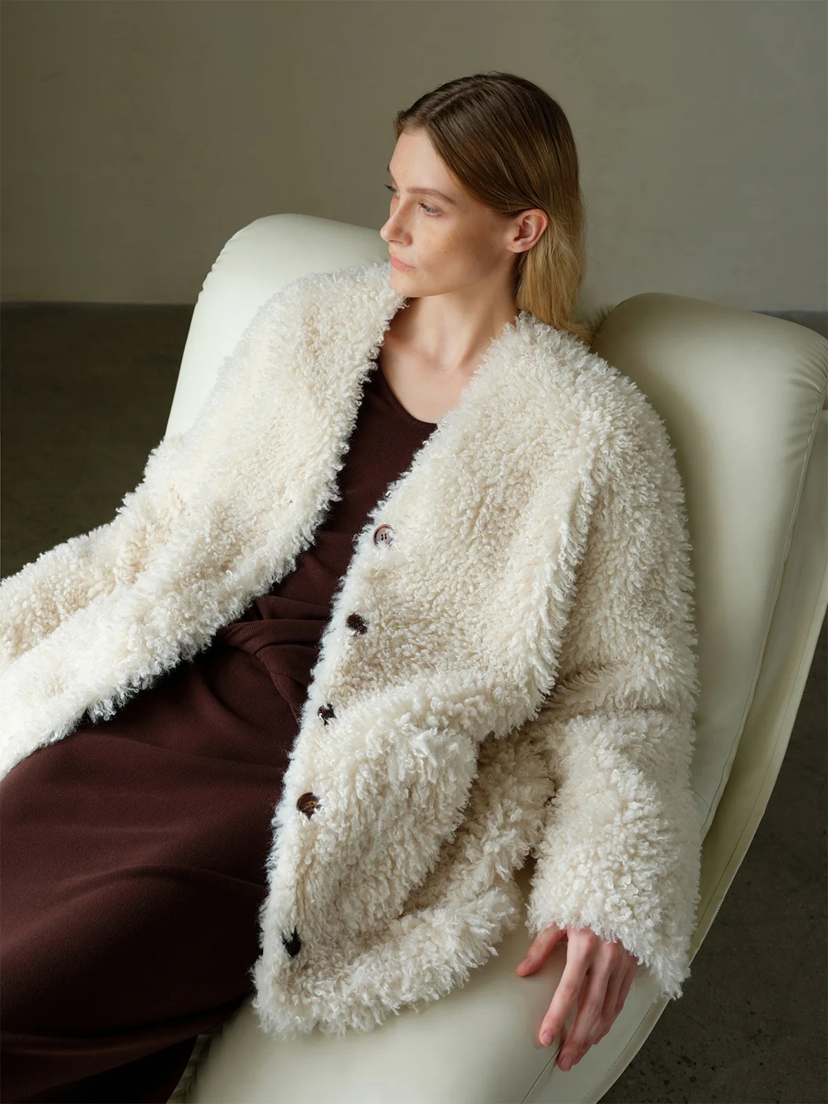 

ZhouMiao настоящий бычий рог на пуговицах с мехом ягненка, свободное повседневное женское пальто V-Ne Long Sve, удобное для поездок на работу