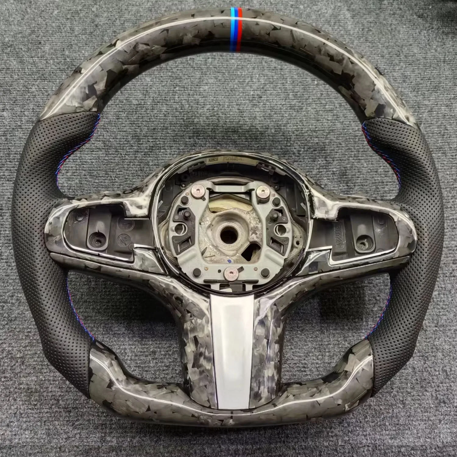 

Перфорированный кожаный руль Forge из углеродного волокна для BMW 3 серии G20, лопастной руль