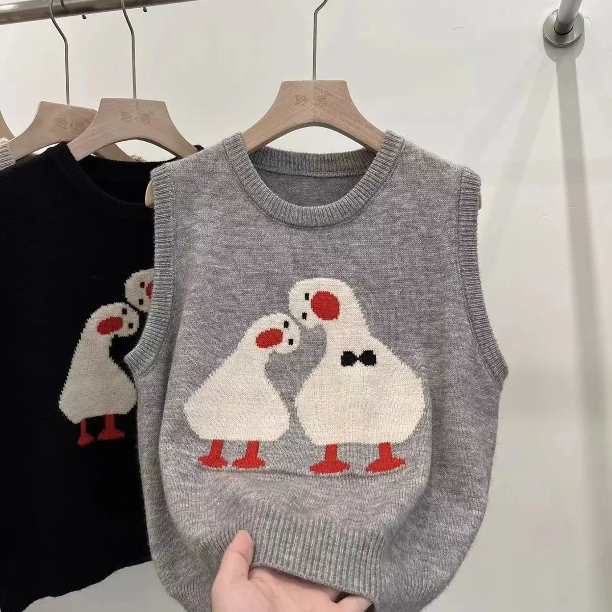 Spring Cartoon Two Ducklings Vest Female 2024 Autumn Round Neck Pullover Sleeveless Vest Design Sense Top