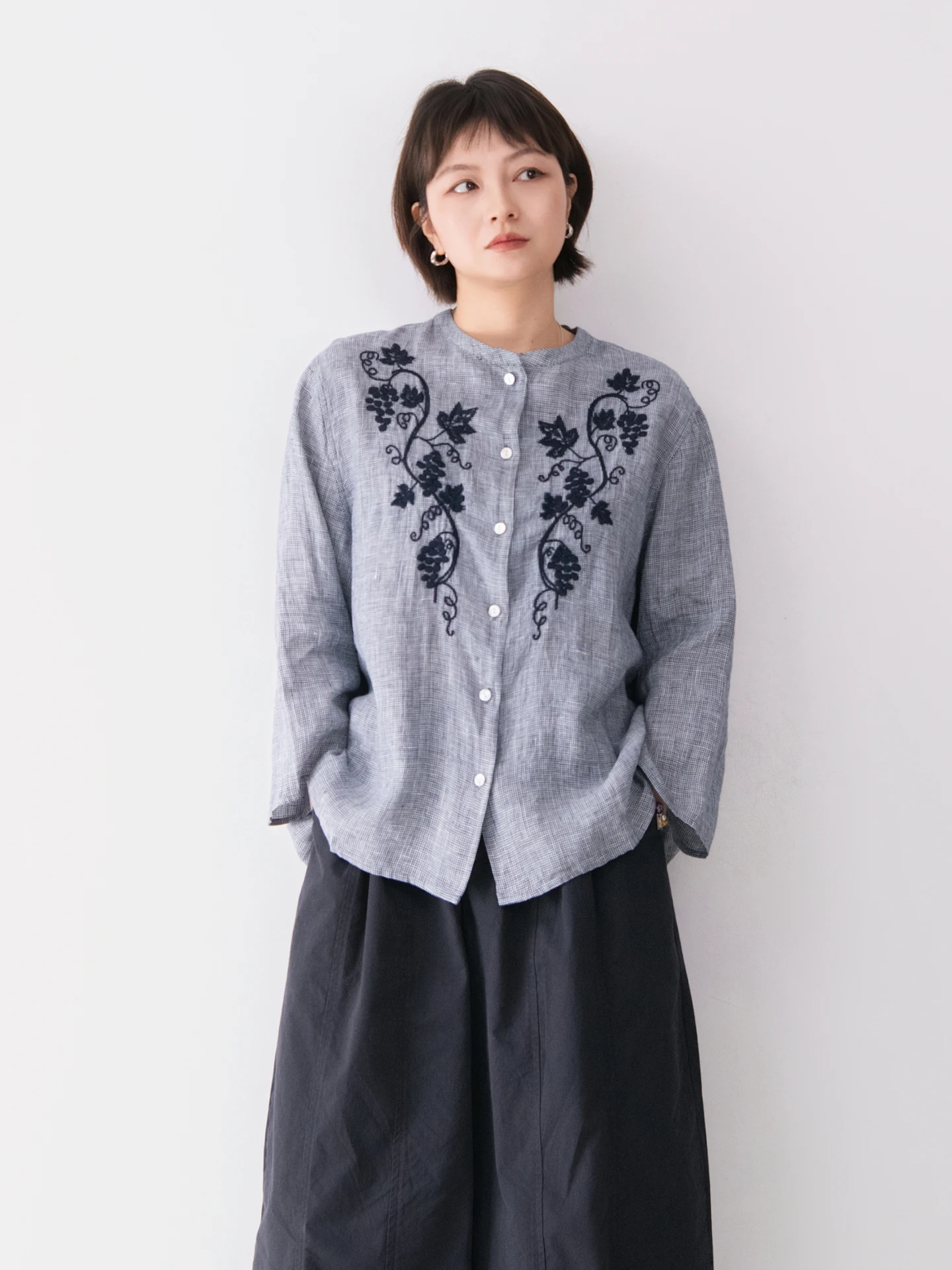 

Женская рубашка с эффектом похудения, с длинным рукавом, в повседневном стиле, с вышивкой цветочным узором, всесезонная, свободного кроя, с круглым вырезом, на пуговицах