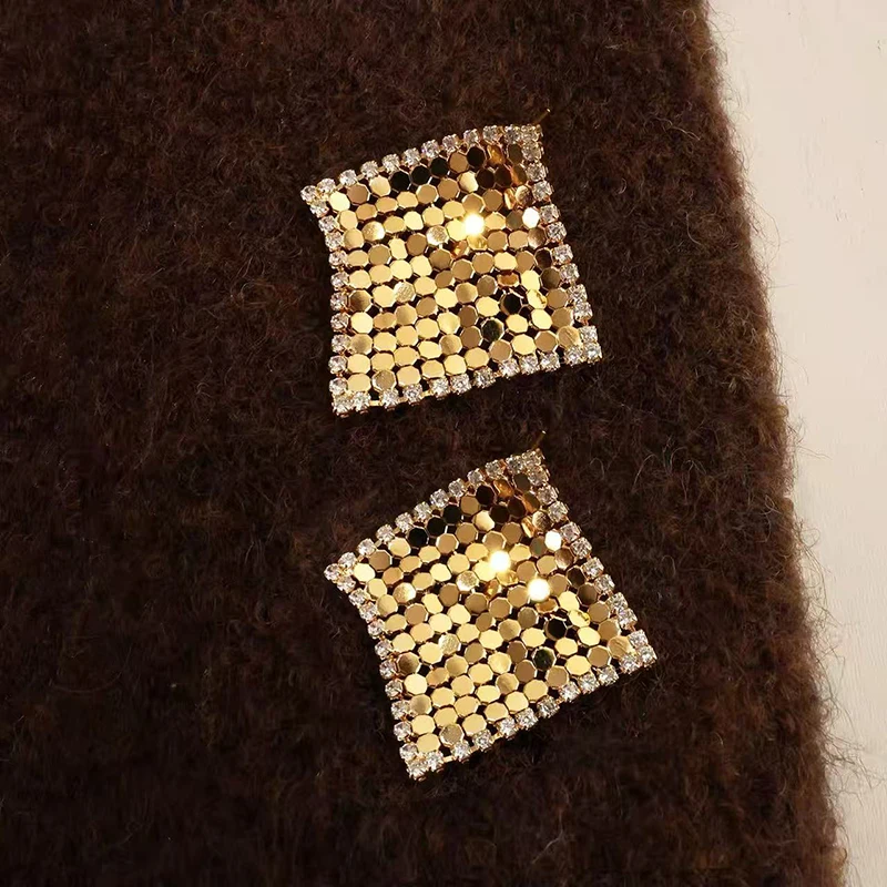 Goldfarbene Metall-Quadrat-Ohrringe in Teppichform mit weichen Quasten – Modischer Schmuck für Damen und Mädchen, luxuriöses Accessoire, Trend 2026 – Detail 7