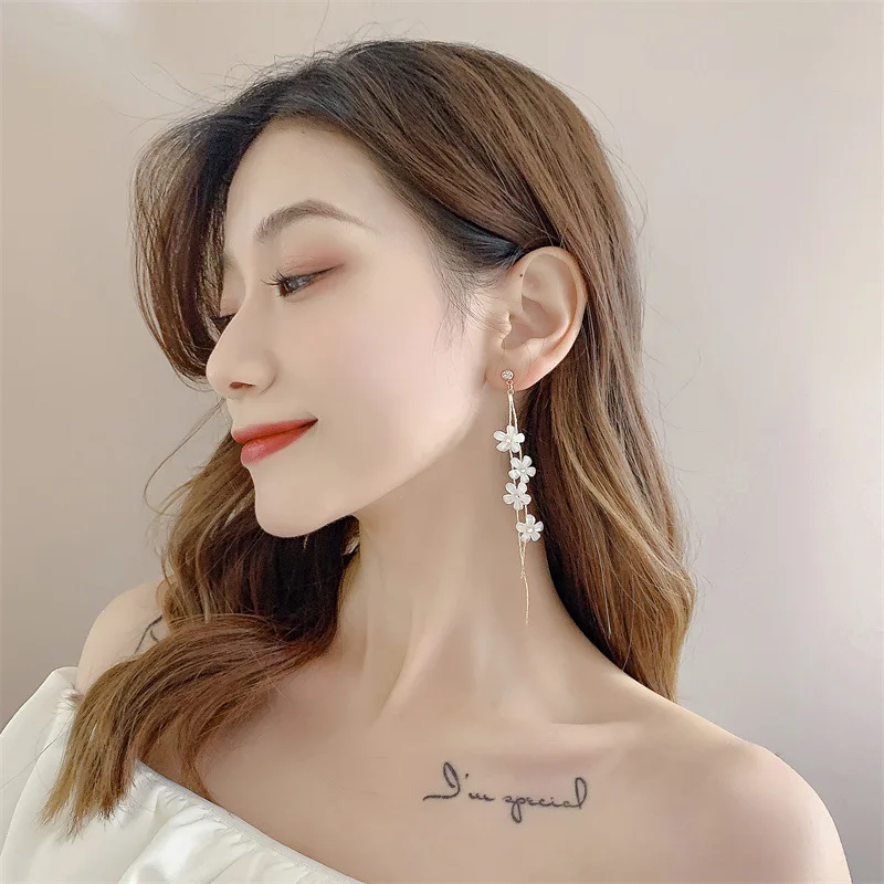 Fashion Long Tassel Petal Ear Clips Earrings No Hole Simple Long White Flower Clip on Earrings Without Piercing for Wedding