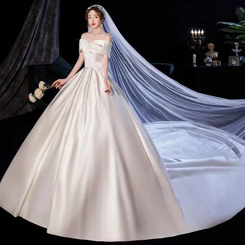 스타일리시하고 우아한 대형 트레인 새틴 마감의 새로운 원숄더 드레스로 간단한 고급 행사에 적합합니다.