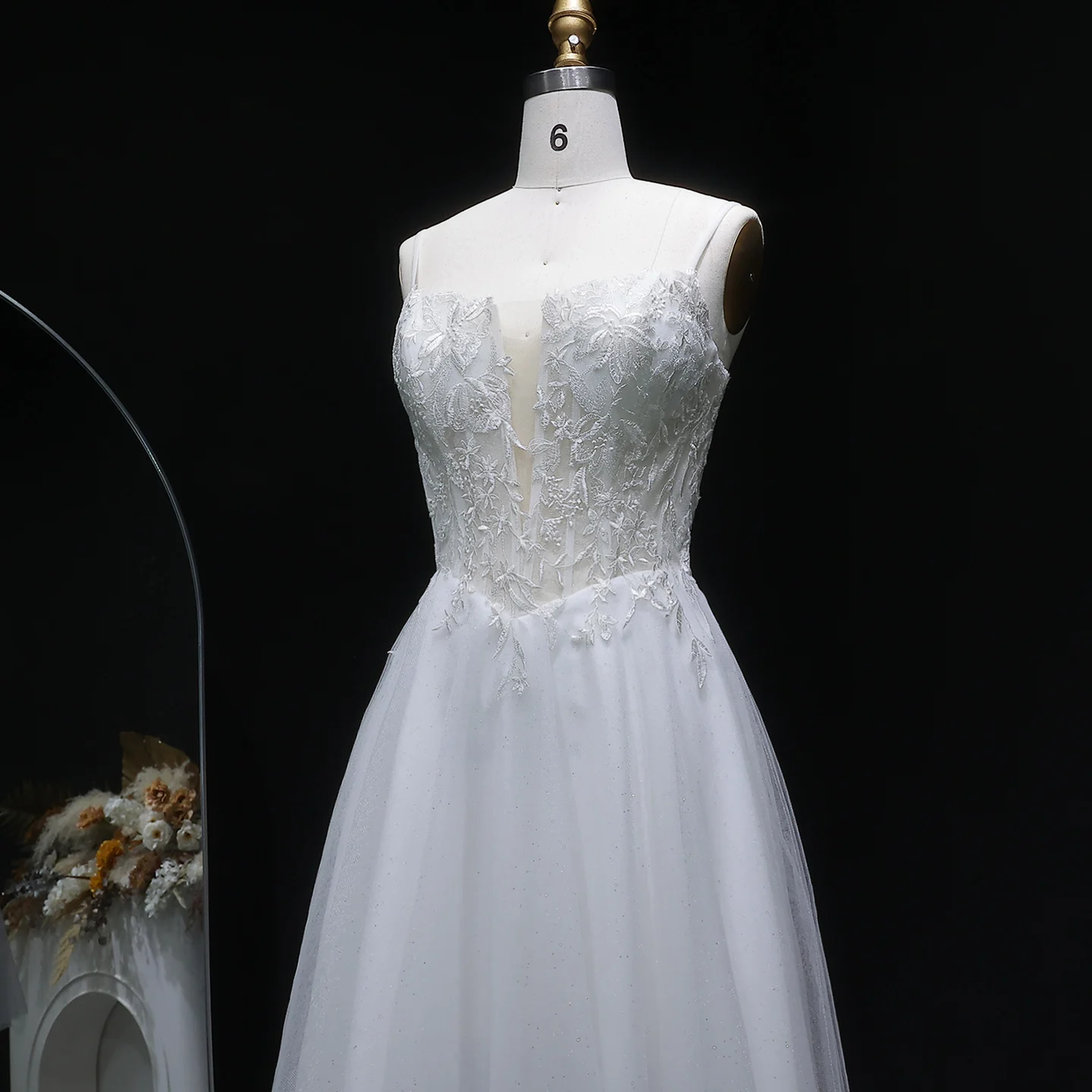 Sharon Said Weißes Homecoming-Kleid mit Spaghettiträgern und tiefem V-Ausschnitt, floral verziert, Dubai, kurzes Cocktail-Abschlussballkleid, RM140, maßgeschneidert – Detail 6