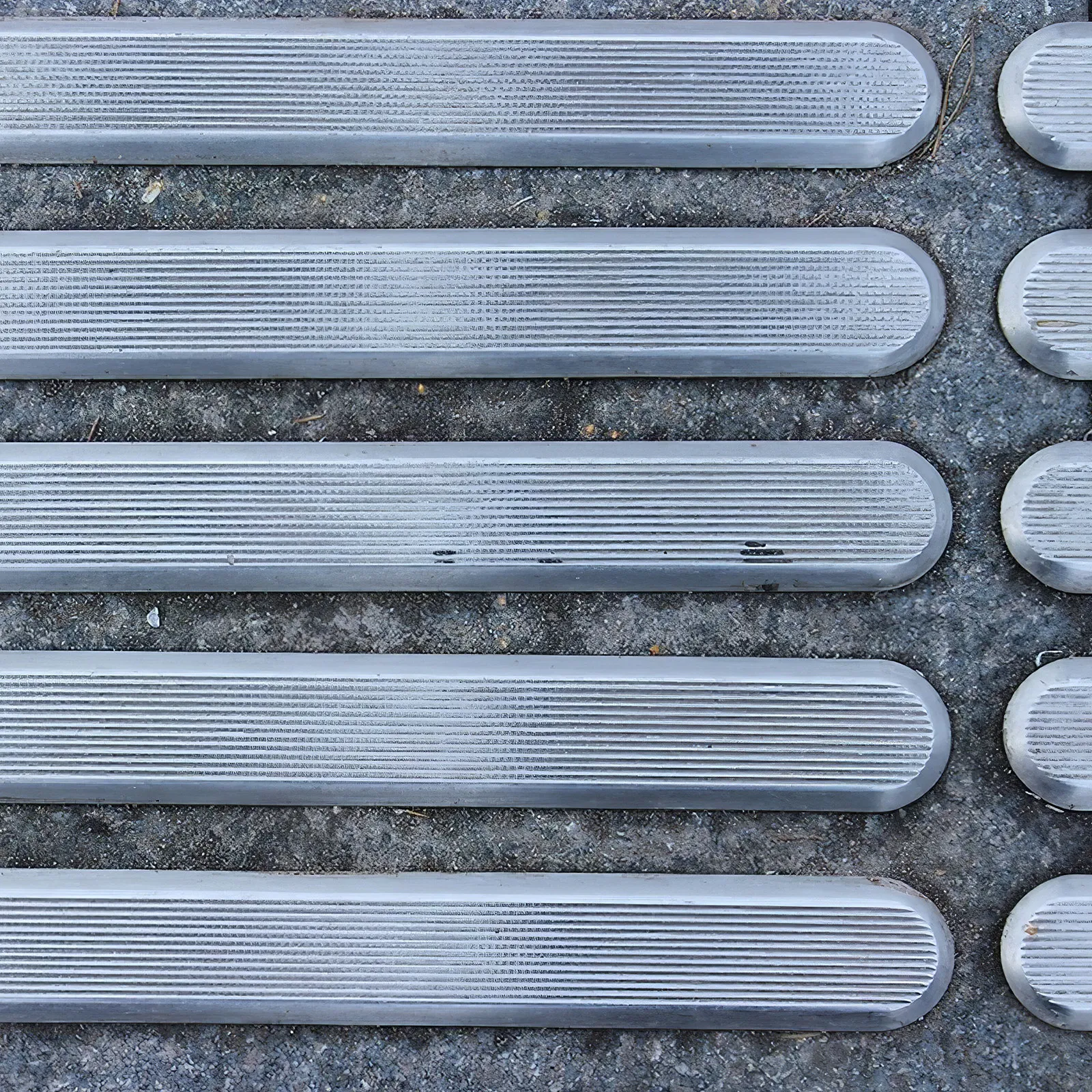 4-pecas-de-placas-tacteis-de-aco-inoxidavel-para-seguranca-em-calcadas-aeroportos-e-Areas-de-transito-para-uso-externo