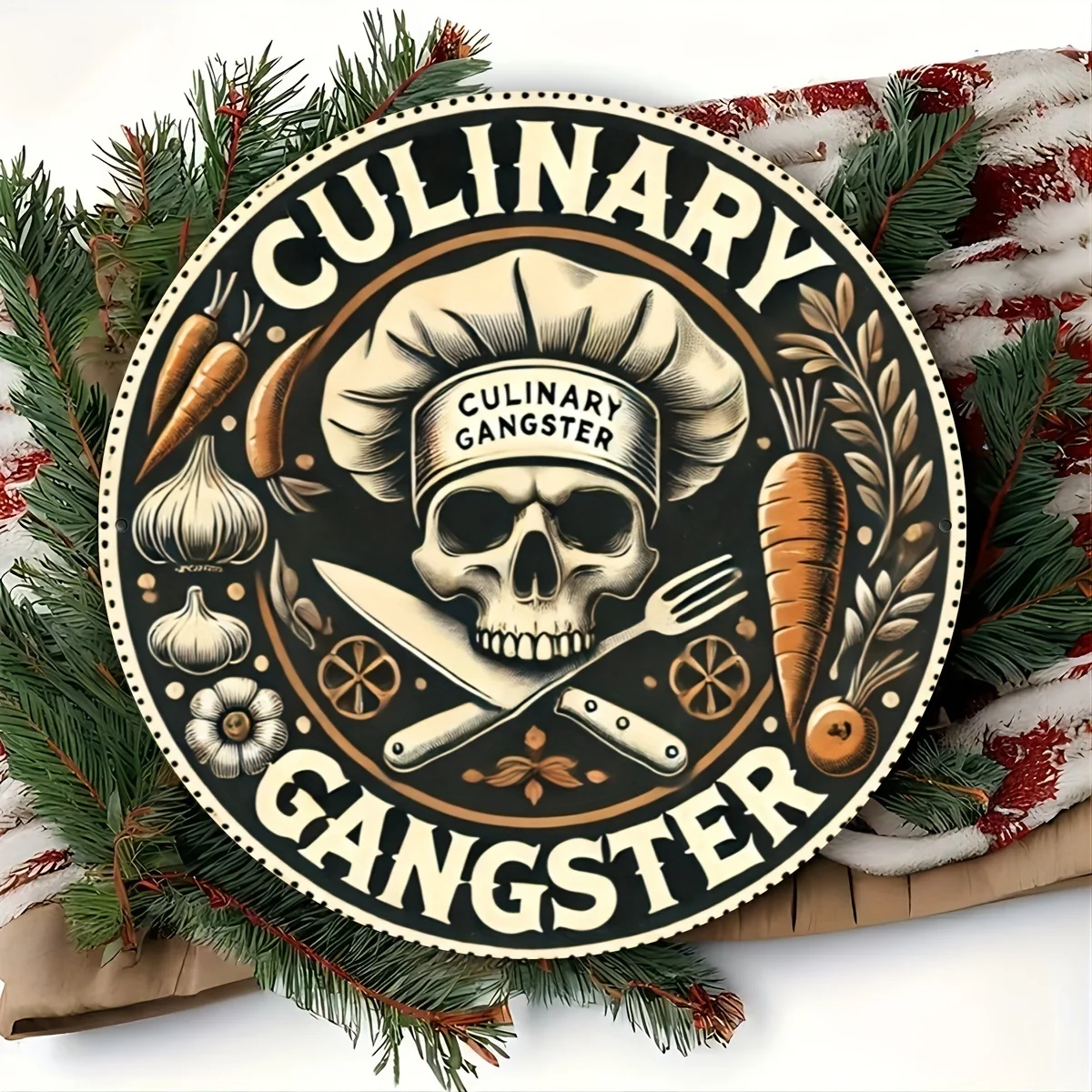 2D flach, 1 Stück kulinarisches Gangster-Retro-Aluminiumschild – 20,3 x 20,3 cm rundes Totenkopf-Chef-Design mit Urlaubskiefer und Beeren, langlebiges Metall