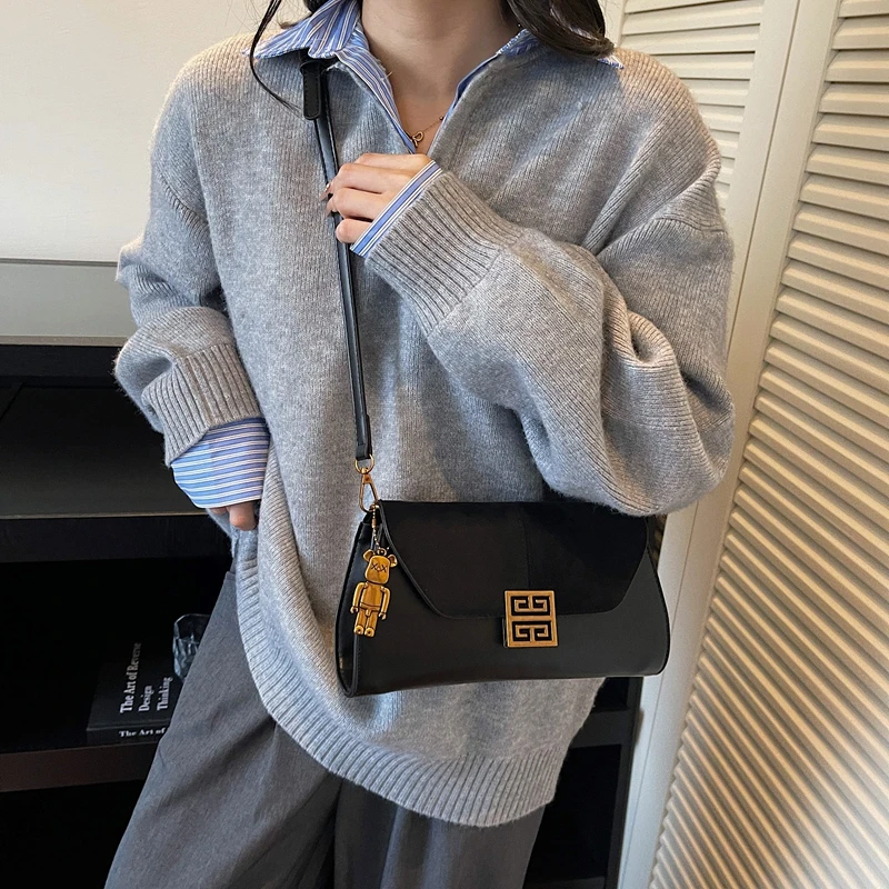 Retro chique schoudertas met gesneden hardware en verstelbare riem voor weekendverkenning die klassieke verfijning uitstraling