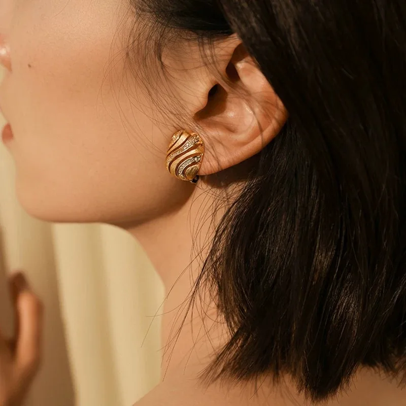 Italian Buchi style zircon block wave earrings, simple, fashionable, high-end chessboard pattern earrings for women