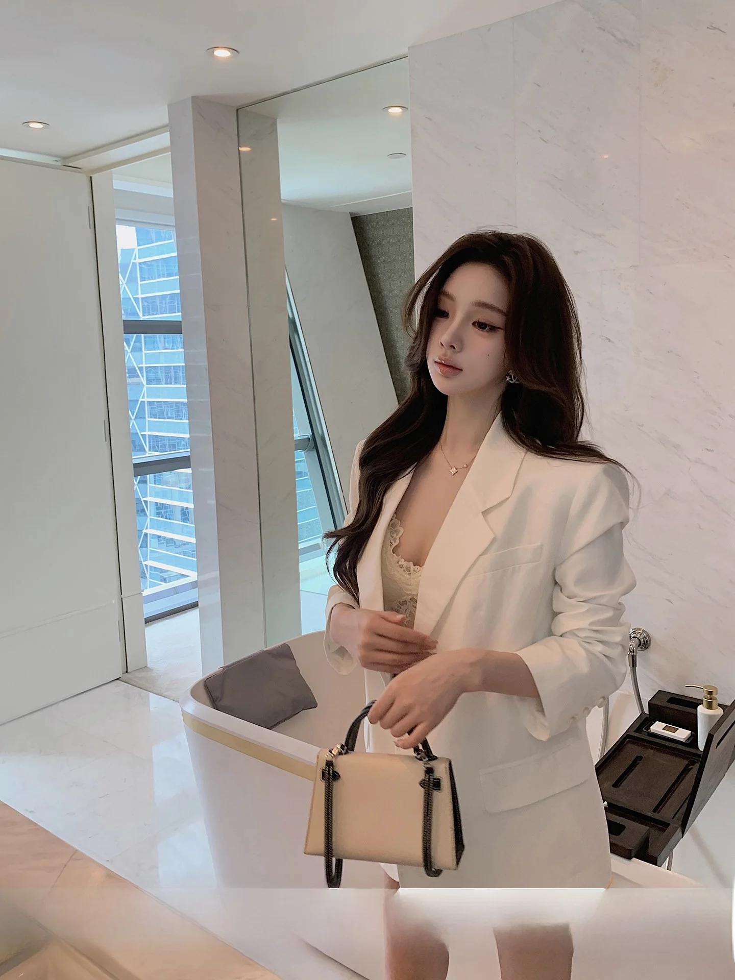 

Chic Cotton Linen Women's Suit Jacket White Versatile Lightweight Spring High-End Short Outerwear Commute Style by Qiu Rouyao