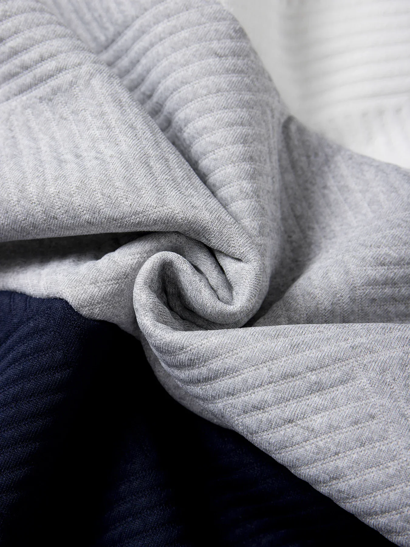 Herren-Sweatshirt, warm und weich, mit Farbblock-Design, Fleece-Futter, strukturierte Oberfläche, ideal für Herbst und Winter, lässig für den täglichen Gebrauch. – Detail 10