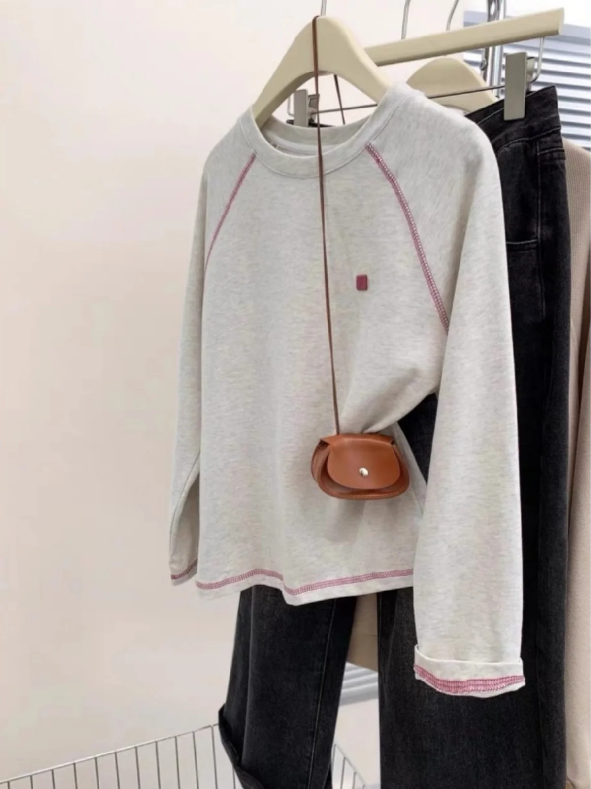 

Outlet Store Tagless Basic round Neck Long Sleeve Sweatshirt Women Slimming Top Comfortable Korean Style Commute Fashion