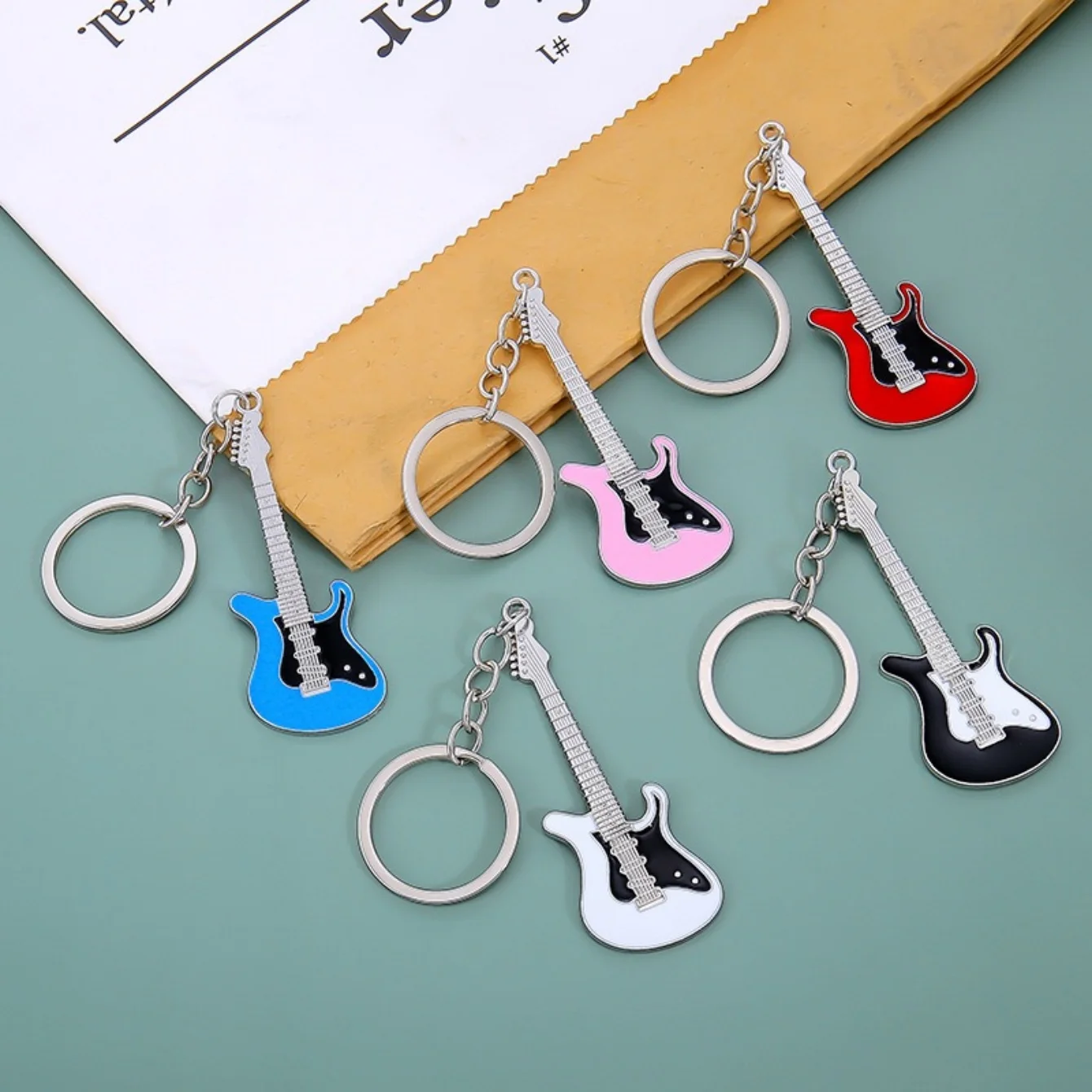 New Design Classic Guitar Keychain Car Key Chain Key Ring Musical Instruments pendant For Man Women Gift wholesale